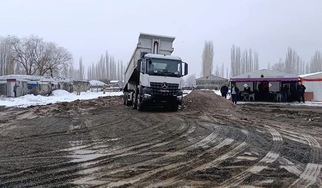 Yoğun Kar ve Yağış Sonrası Köy Yollarında Kumlama Çalışması