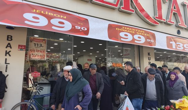 IĞDIR’DA ÇİFTE BAYRAM BEREKETİ: KURUYEMİŞÇİLERDE UZUN KUYRUKLAR OLUŞTU