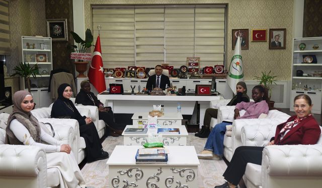 Rektör Gürel, Uluslararası Öğrencileri Makamında Ağırladı