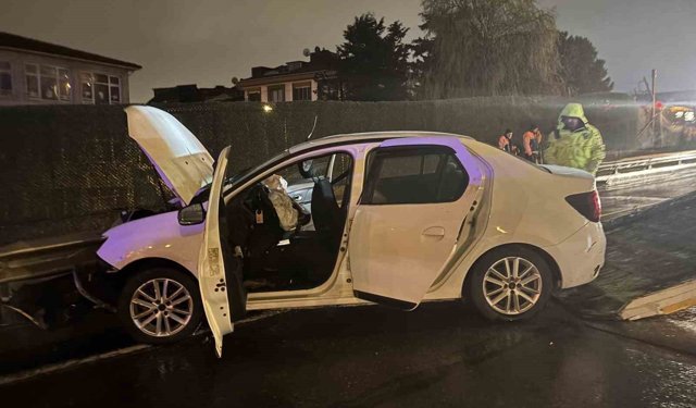 Araç bariyerlere girdi: 3 kişi yaralandı