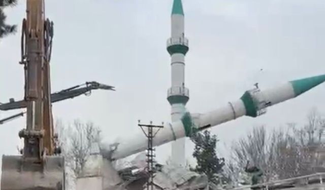 Depremde hasar gören cami kontrollü şekilde yıkıldı