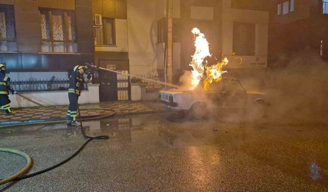 Eskişehir'de park halindeki LPG'li araç küle döndü