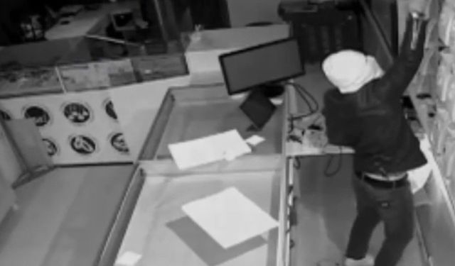 Hırsızlık anı kameraya yansıdı