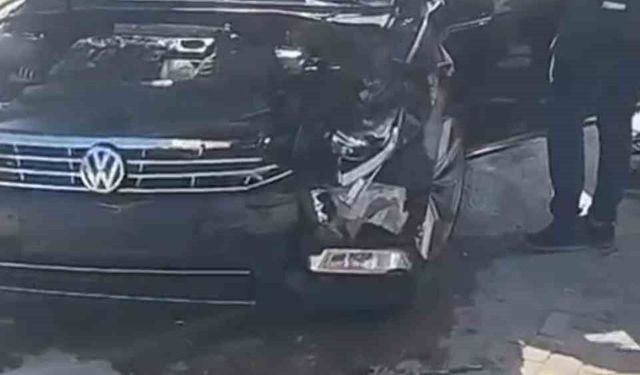 İki otomobil kavşakta çarpıştı