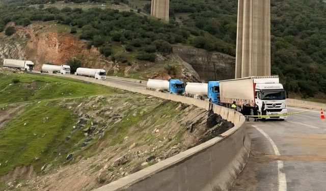 İki tır kafa kafaya çarpıştı: 1 ölü