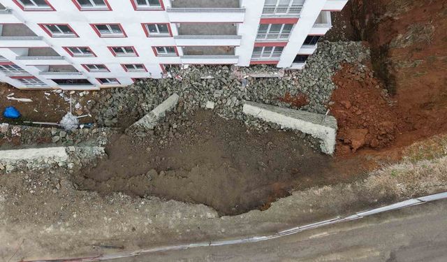 İstinat duvarı çöktü, 9 katlı bina zarar gördü