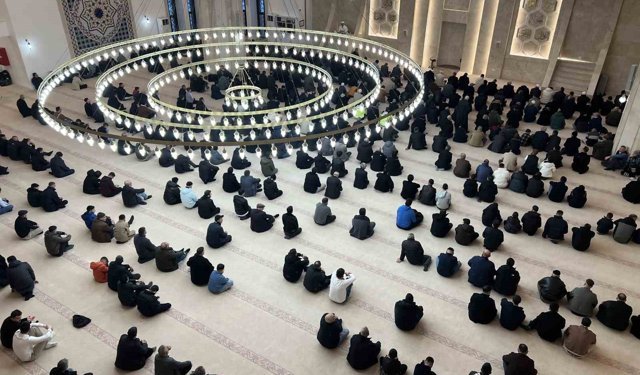 Kars'ta bayram namazında camiler doldu, taştı