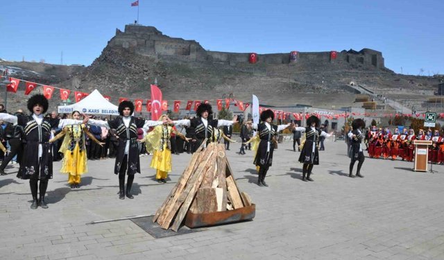 Kars'ta Nevruz coşkusu: Ateş yakıldı, halaylar çekildi