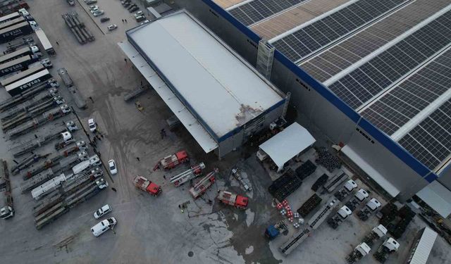 Lojistik firmasında yangın çıktı: 1 itfaiye eri yaralandı