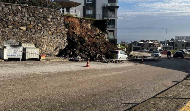 Mudanya'da yağmura dayanamayan istinat duvarı çöktü