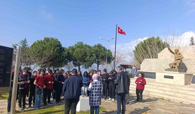 Öğrenciler şehitleri andı