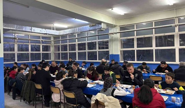 Öğrencilerle iftarda buluştu