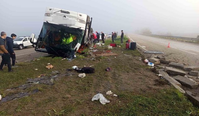 Otobüsü devrildi: 2 ölü, 17 yaralı