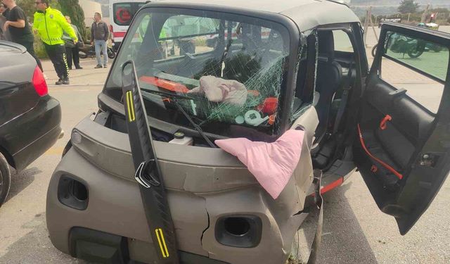 Otomobil ile elektrikli araç kafa kafaya çarpıştı: 4 yaralı