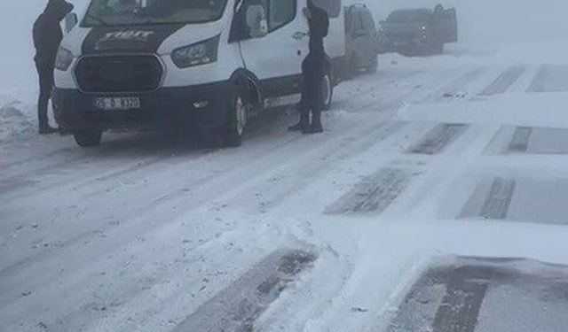Palandöken geçidinde kar ve tipi nedeniyle onlarca araç mahsur kaldı