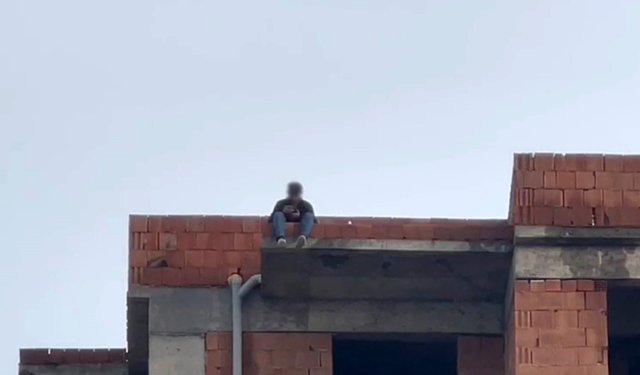 Tartıştığı eşi telefonlara bakmıyor diye çatıya çıktı