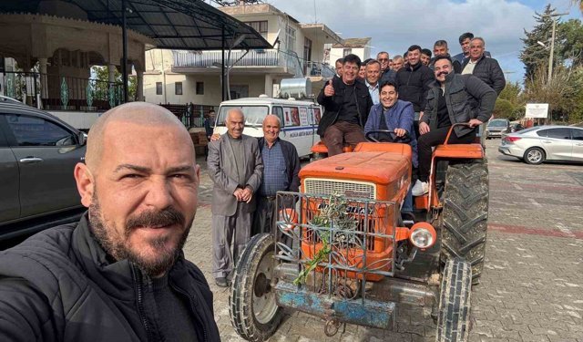 Traktörle mezarlık ziyareti