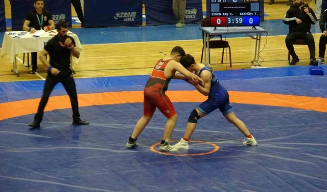 U15 Güreş Grup Müsabakaları Van'da başladı