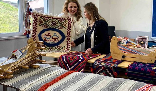 Üniversiteli öğrenciler geleneksel dokumayı yerinde öğrendi