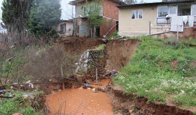 Yağmur sularıyla taşan dere, toprak kaymasına sebep oldu