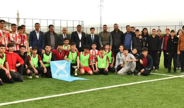 Aralık’ta Gençler Sahada Parladı: Şampiyon Kupasını Aldı