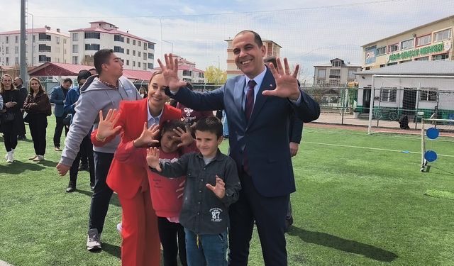 Vali Taşolar’dan Otizmli Çocuklarla Gönül Köprüsü: Gökyüzü Maviye Boyandı