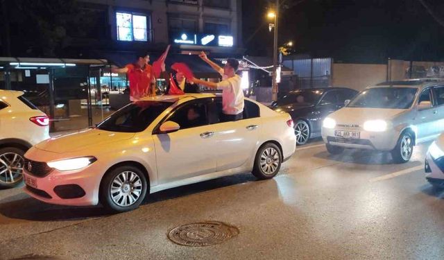 A Milli Takım'ın Dünya Kupası bileti alması vatandaşları Bağdat Caddesi'ne döktü