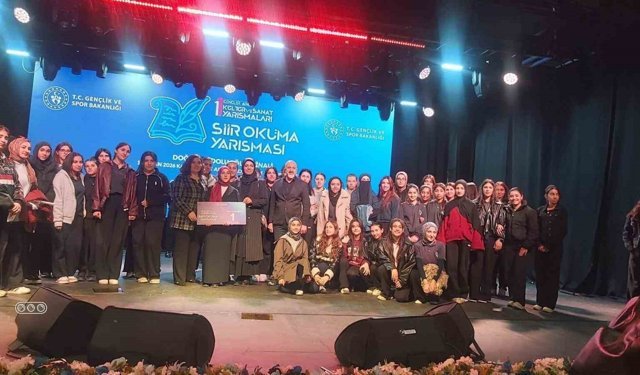 Akyakalı Aleyna Kurtbaş şiir okuma yarışmasında bölge birincisi oldu