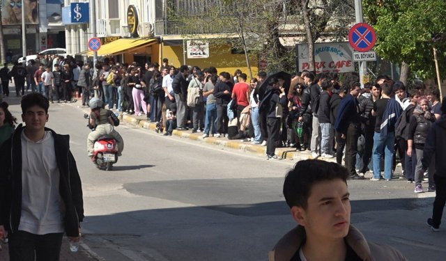 Antalya'da indirimli ikinci el giyim mağazası açılışı yoğun ilgi nedeniyle izdihama dönüştü
