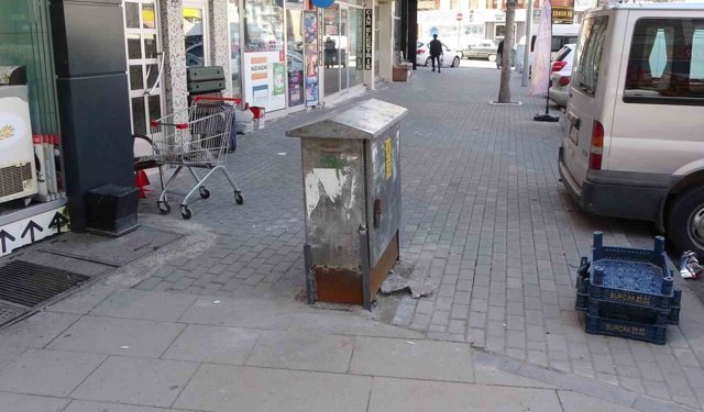 Arkadaşına sinirlendi, hırsını elektrik panosuna saldırarak aldı