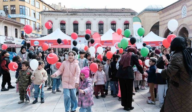Çocuklar Filistin için yazdıkları mektupları balonlarla gökyüzüne bıraktı