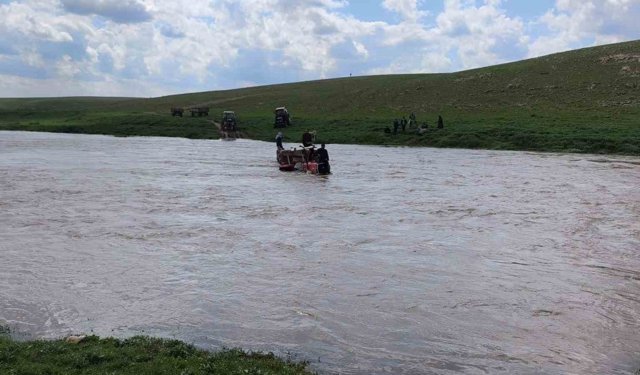 Derenin ortasında mahsur kalan 3 kişi kurtarıldı
