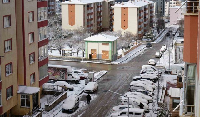 Erzurum güne yine karla uyandı, bölge için zirai don uyarısı geldi