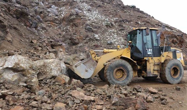 Erzurum'da heyelan yolu kapattı