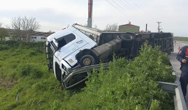 Kontrolden çıkan tır devrildi