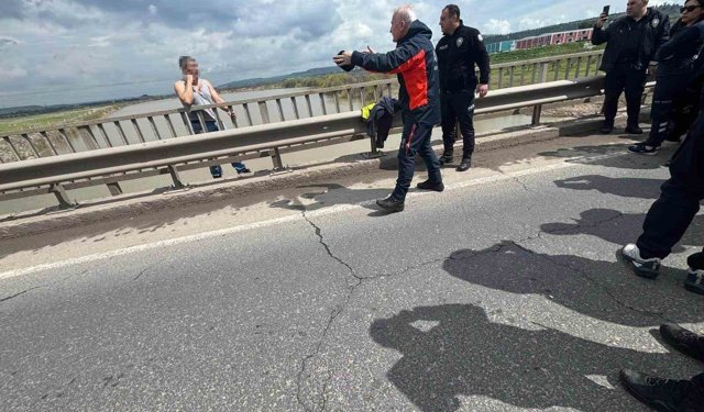 Köprüden atlamak isteyen şahıs AFAD ve polis tarafından ikna edilerek kurtarıldı