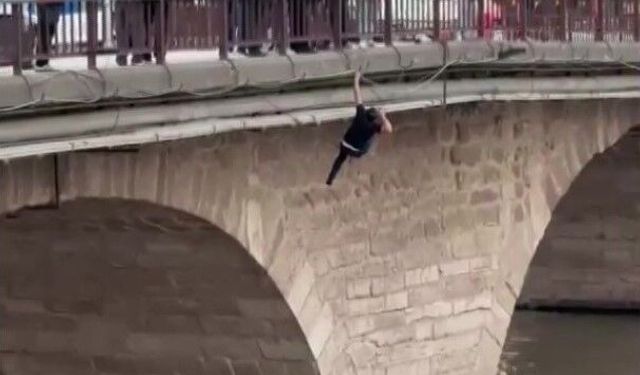 Köprüden nehre atlayan şahsı ekipler kurtardı: O anlar kamerada