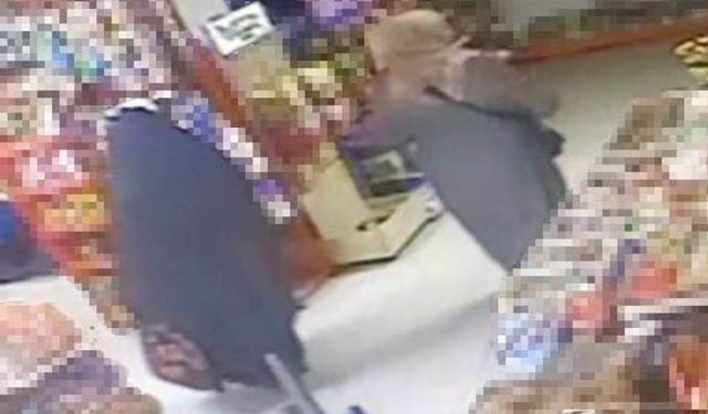 Marketten hırsızlık güvenlik kamerasına yansıdı