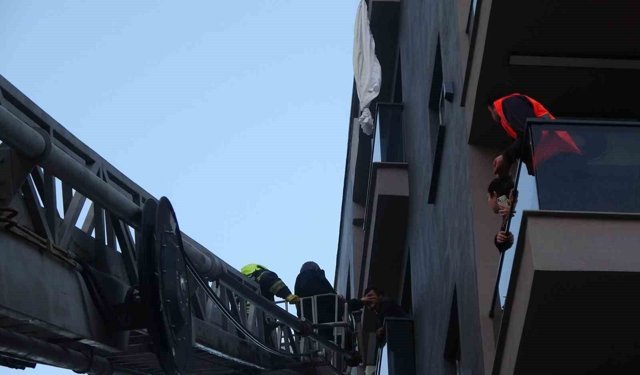 Mersin'de ilginç olay: Perde ile 6'ncı kattan sarktı, 3'üncü kat balkona düştü