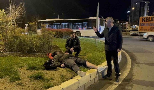 Motosiklet otomobile ok gibi saplandı: Kaza anı kamerada