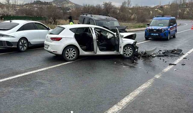 Otomobil ile hafif ticari araç kafa kafaya çarpıştı: 4 yaralı