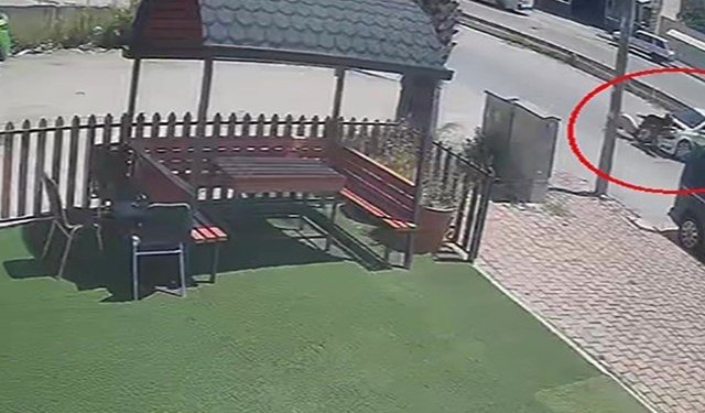 Otomobille motosikletin çarpıştığı kaza güvenlik kamerasında: 1 yaralı