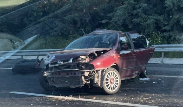 Otomobiller çarpıştı: 1 ölü, 2 yaralı