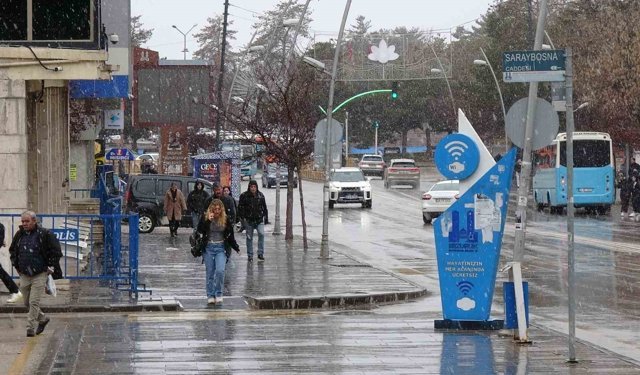 Türkiye baharı yaşarken, Erzurum güne lapa lapa karla uyandı