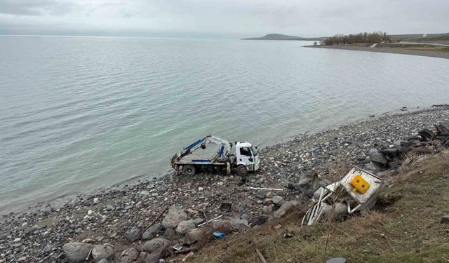 VASKİ'ye ait vinç kaza yaptı: 1 yaralı