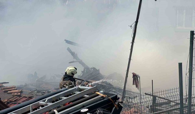 Alev alev yanan gecekondu kullanılamaz hale geldi