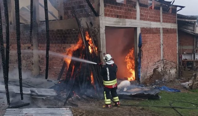 Alev alev yanan samanlık kullanılamaz hale geldi