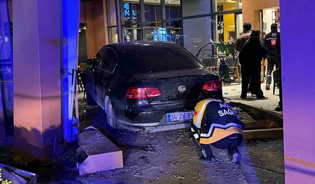 Bakırköy'de kontrolden çıkan araç kafeye daldı: 6 yaralı