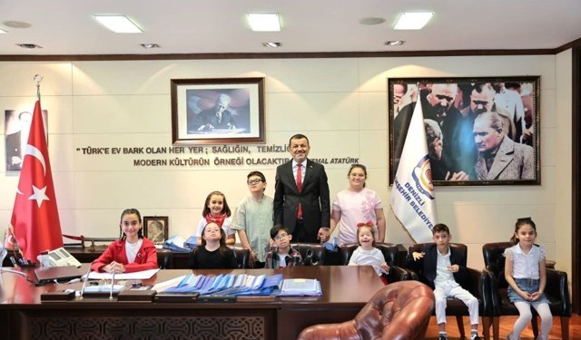 Başkan Çavuşoğlu koltuğunu çocuklara devretti