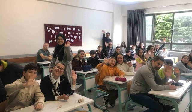 Bu okulda veliler çocuklarıyla sınava girdi...